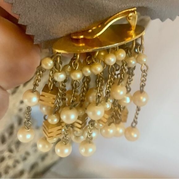 Vintage DAVID GRAU DAG Signed Faux Pearl Cascading Cluster Clip-on Earrings - Picture 4 of 5